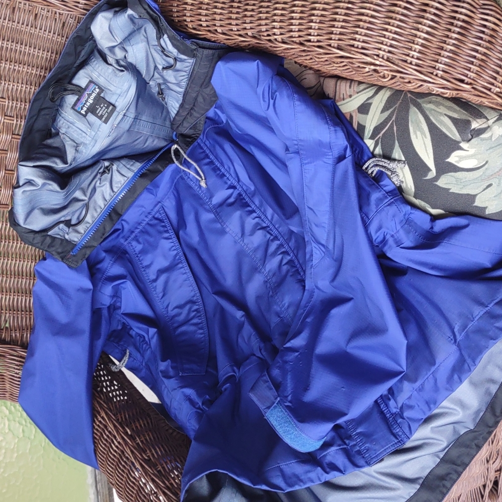 PATAGONIA :  men's dark blue windbreaker jacket with black accents!